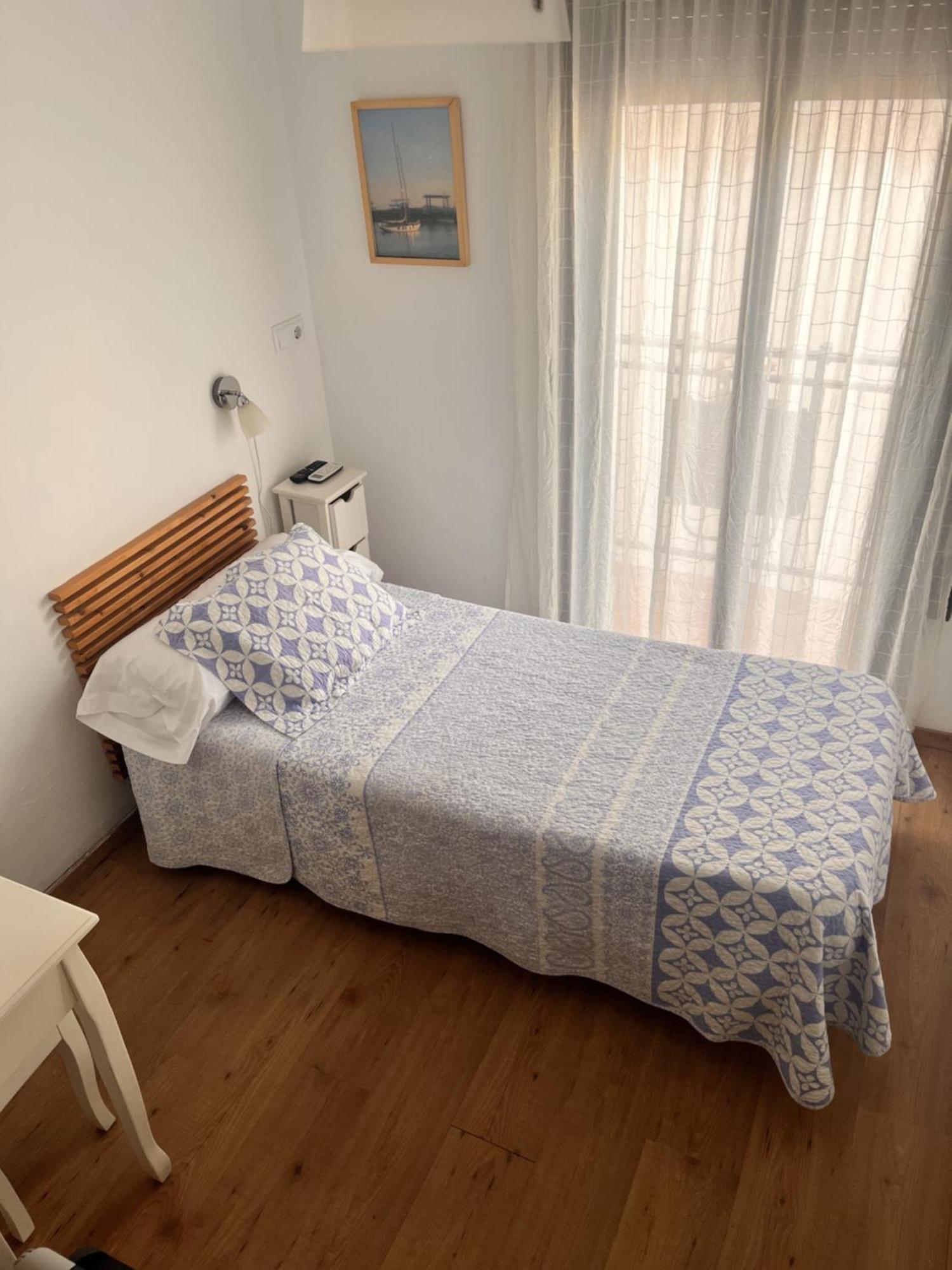 Hostal La Lluna Ареньс-де-Мар Экстерьер фото