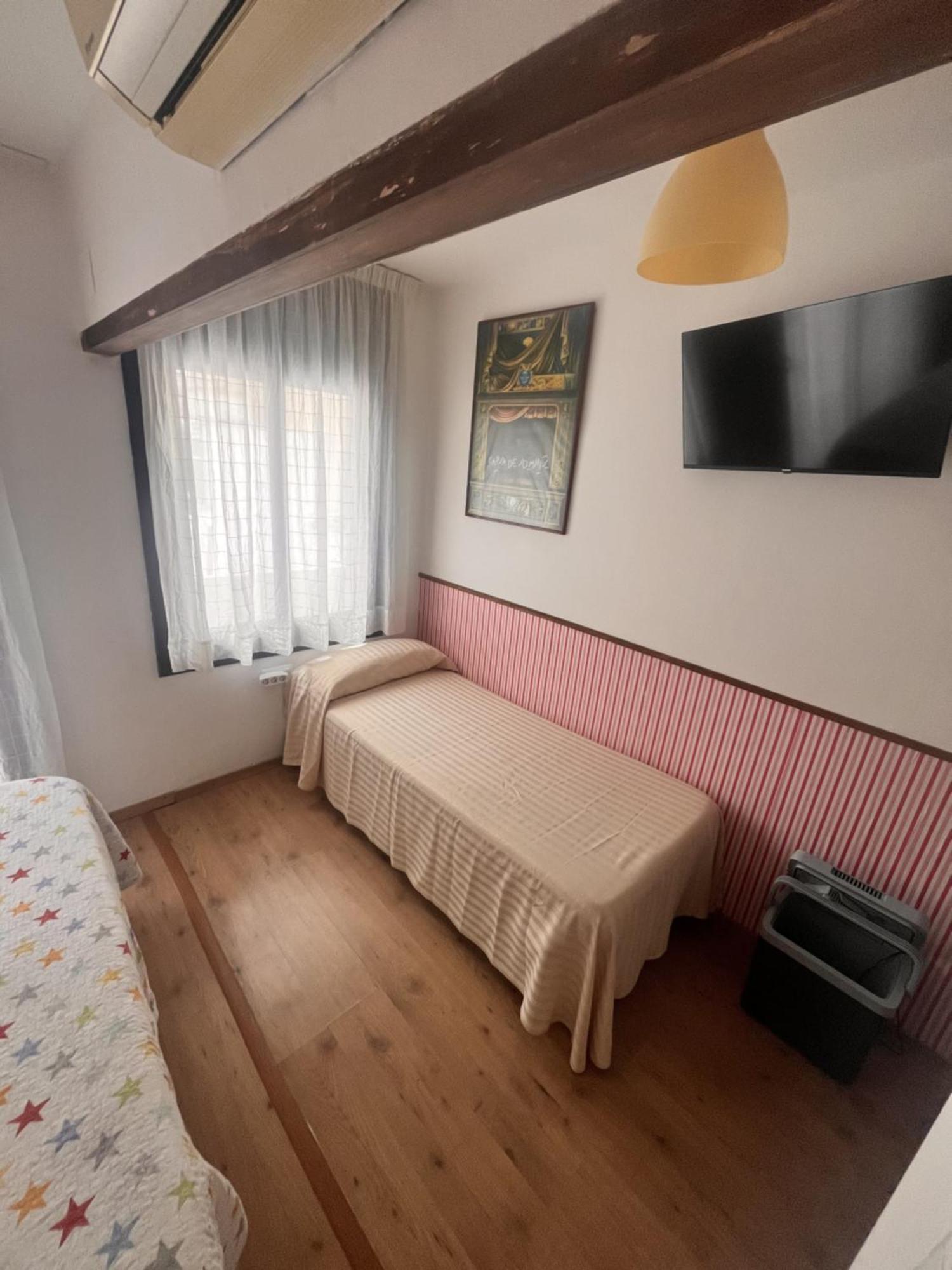 Hostal La Lluna Ареньс-де-Мар Экстерьер фото